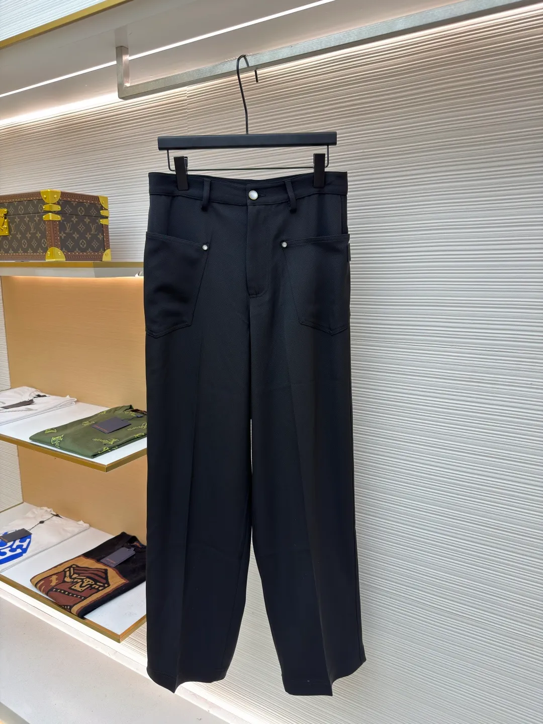LOUIS VUITTON trousers with back earrings ●Original version: Purchased and developed for 12900 ●Item number: 1680814-A80 ●Fabric: Sheep spinning fabric ●Technology: Made on positioning cutting machine ●Version: Loose version ●Weight: about 680 grams ●Size: 46-48-50-52 ●Description: Using newly sheared sheep wool spinning and dyeing fabrics, high-speed rapier weaving in a dust-free and static-free workshop , double-sided weave, reverse satin texture, front messy texture, matching 60s cotton imitation Tencel twill lining, back pocket template motorcycle leather embossed embossed seal, 3# Swiss tooth bronze square slider, closed zipper, and the Saddle leather patch on the back pocket complement each other. The I-shaped buckle + rivets are made of bronze material with a bronze base. The molded pure natural pearl flat nails and buttons are laser-engraved in the later stage to make each one unique, and the overall vision has a halo effect. The overall wiring is straight and delicate, the fabric is comfortable and soft, and the color is consistent without color difference. It can be matched with the same style to create a fashionable look and control various occasions. Customized accessories, complete with three standards, same style for men and women!
